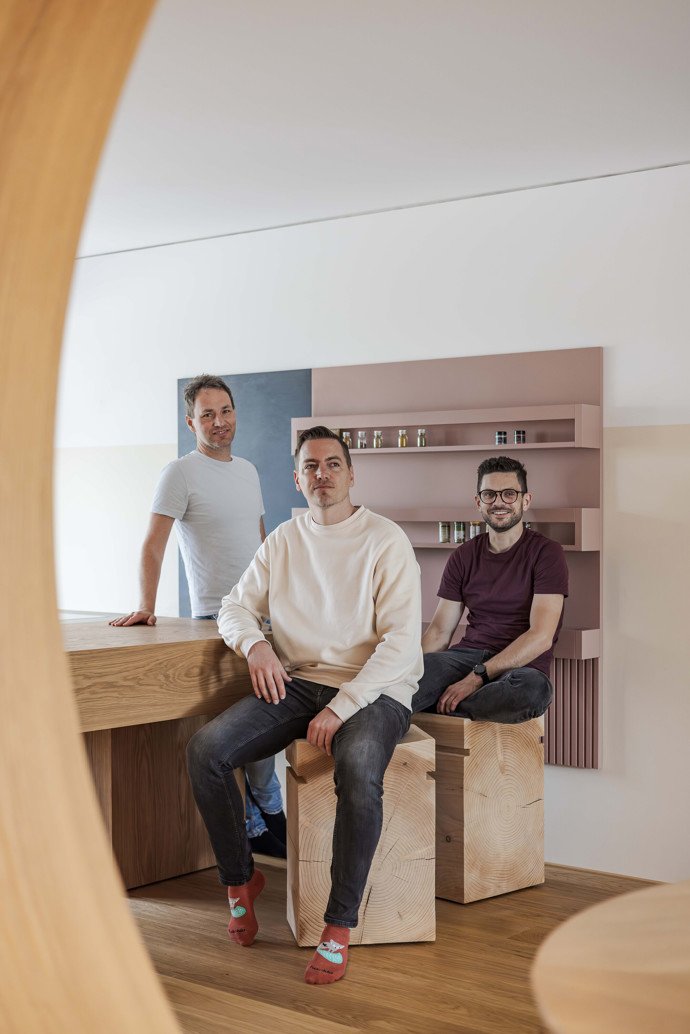 V Nidau vznikl byt, který překonává veškerá očekávání. Minimalistický interiér plný chytrých řešení, opticky propojené zóny a dechberoucí výhled na kanál Zihl tvoří dokonalé bydlení pro moderní rodinu.
V Nidau vznikl byt, který překonává veškerá očekávání. Minimalistický interiér plný chytrých řešení, opticky propojené zóny a dechberoucí výhled na kanál Zihl tvoří dokonalé bydlení pro moderní rodinu.