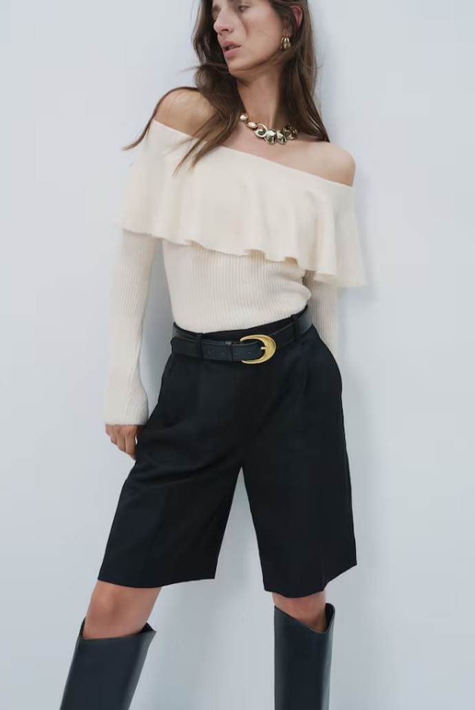 Volánový svetr odhalující ramena, H&M, 599 Kč
