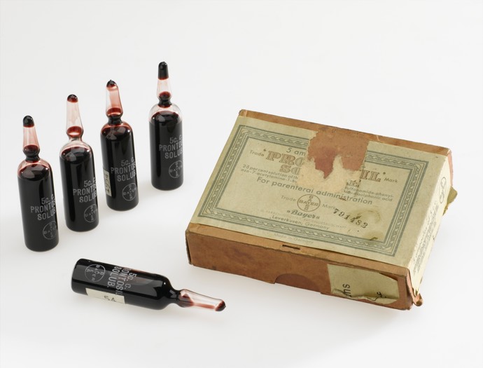 Prontosil byl prvním komerčním sulfonamidovým antibakteriálním přípravkem, dostupným od roku 1935. Poprvé bylo možné vyléčit některé závažné problémy způsobené bakteriemi, jako jsou krevní infekce, angína a porodnická horečka. Zpočátku panovala kolem léku skepse, ale po několika známých úspěších byl přijat bezvýhradně. Prontosil odstartoval závod v hledání podobných chemických látek pro léčbu dalších infekcí.
 
