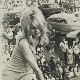 Brigitte Bardot si na objem vlasů rozhodně stěžovat nemohla

