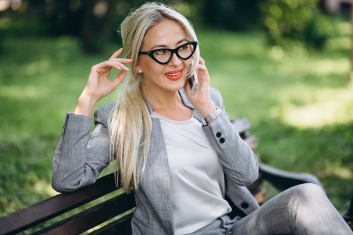 Pokud jste žena po padesátce, správně zvolený účes dokáže dokonale zvýraznit váš obličej a vytvořit harmonii s vašimi brýlemi.

