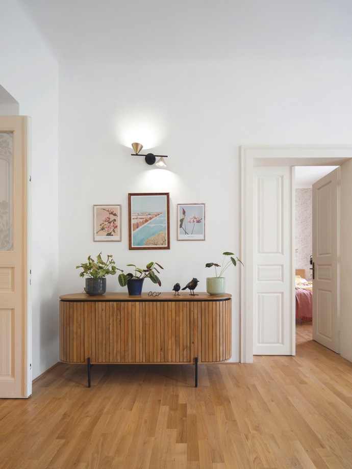 Ana-Maria se narodila v Bukurešti, ale už dvanáct let žije v Praze, kde se cítí jako doma. Miluje interiérový design, a když přišlo na rekonstrukci jejího bytu, byla ve svém živlu. A Marianne Bydlení pozvala podívat se na výsledek.
