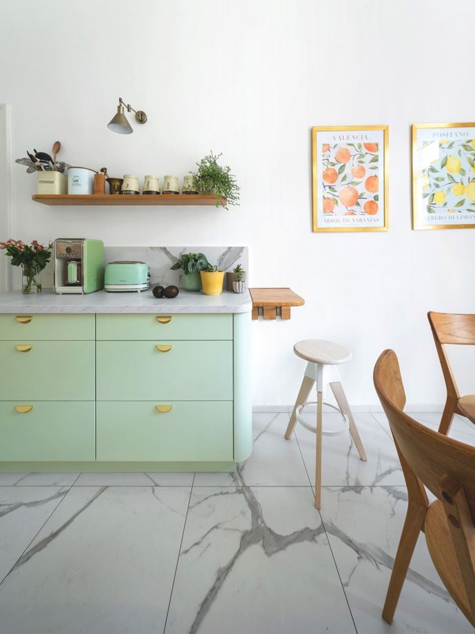 Ana-Maria se narodila v Bukurešti, ale už dvanáct let žije v Praze, kde se cítí jako doma. Miluje interiérový design, a když přišlo na rekonstrukci jejího bytu, byla ve svém živlu. A Marianne Bydlení pozvala podívat se na výsledek.
