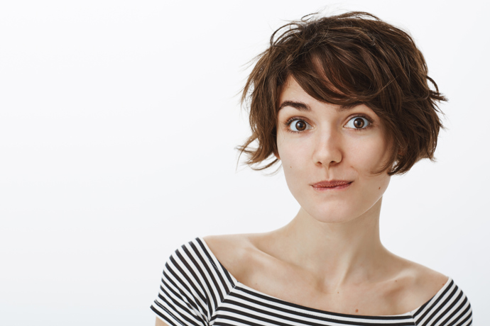 1. Pixie střih s delší ofinou

Pixie střih je klasikou, která neztrácí na popularitě. Verze s delší ofinou pomáhá vytvořit iluzi objemu a zároveň rámuje obličej.

 
