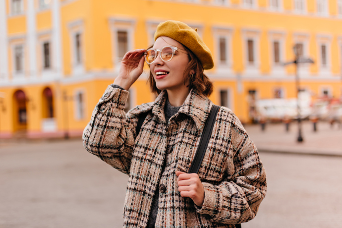 Baret. Letos klidně v hořčicové anebo jiné z trendy barev (hnědá, mocha mouse, olivová). Nebojte se chodit jako stylové Francouzky. 
