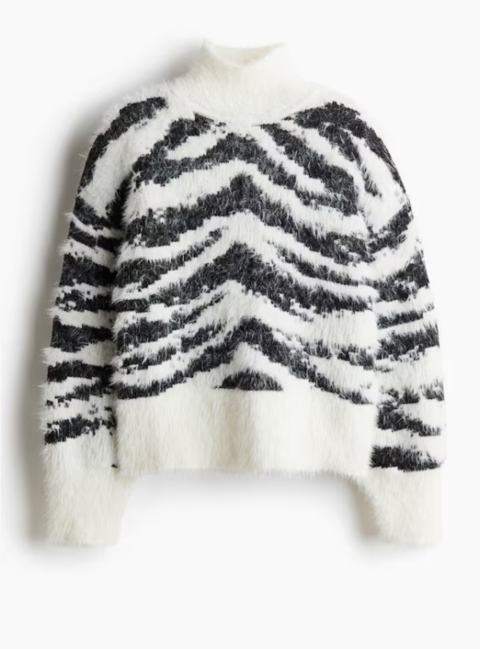 Svetr z huňatého úpletu s vysokým límcem, H&M, 649 Kč
