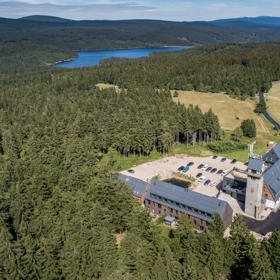 Pohled shora: areál Královky a vodní nádrž Josefův Důl
