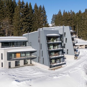 Relaxace u krbu, ranní káva na prostorné terase nebo plavání v privátním bazénu. Apartmány Bramberk kombinují špičkovou architekturu s přírodní harmonií Krkonoš. Přijďte se přesvědčit, že bydlení v horách může být skutečně výjimečné.
Relaxace u krbu, ranní káva na prostorné terase nebo plavání v privátním bazénu. Apartmány Bramberk kombinují špičkovou architekturu s přírodní harmonií Krkonoš. Přijďte se přesvědčit, že bydlení v horách může být skutečně výjimečné.