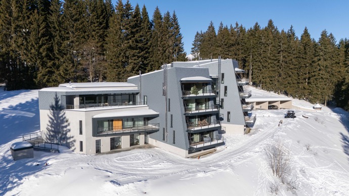 Relaxace u krbu, ranní káva na prostorné terase nebo plavání v privátním bazénu. Apartmány Bramberk kombinují špičkovou architekturu s přírodní harmonií Krkonoš. Přijďte se přesvědčit, že bydlení v horách může být skutečně výjimečné.
Relaxace u krbu, ranní káva na prostorné terase nebo plavání v privátním bazénu. Apartmány Bramberk kombinují špičkovou architekturu s přírodní harmonií Krkonoš. Přijďte se přesvědčit, že bydlení v horách může být skutečně výjimečné.