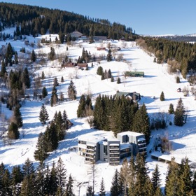Relaxace u krbu, ranní káva na prostorné terase nebo plavání v privátním bazénu. Apartmány Bramberk kombinují špičkovou architekturu s přírodní harmonií Krkonoš. Přijďte se přesvědčit, že bydlení v horách může být skutečně výjimečné.
Relaxace u krbu, ranní káva na prostorné terase nebo plavání v privátním bazénu. Apartmány Bramberk kombinují špičkovou architekturu s přírodní harmonií Krkonoš. Přijďte se přesvědčit, že bydlení v horách může být skutečně výjimečné.