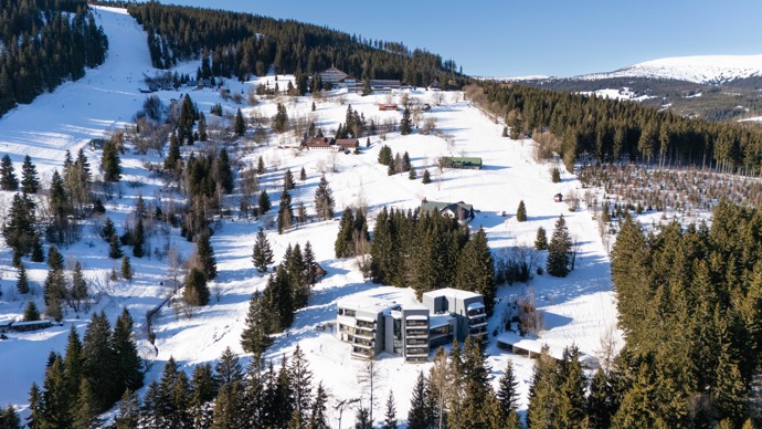 Relaxace u krbu, ranní káva na prostorné terase nebo plavání v privátním bazénu. Apartmány Bramberk kombinují špičkovou architekturu s přírodní harmonií Krkonoš. Přijďte se přesvědčit, že bydlení v horách může být skutečně výjimečné.
Relaxace u krbu, ranní káva na prostorné terase nebo plavání v privátním bazénu. Apartmány Bramberk kombinují špičkovou architekturu s přírodní harmonií Krkonoš. Přijďte se přesvědčit, že bydlení v horách může být skutečně výjimečné.