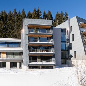 Relaxace u krbu, ranní káva na prostorné terase nebo plavání v privátním bazénu. Apartmány Bramberk kombinují špičkovou architekturu s přírodní harmonií Krkonoš. Přijďte se přesvědčit, že bydlení v horách může být skutečně výjimečné.
Relaxace u krbu, ranní káva na prostorné terase nebo plavání v privátním bazénu. Apartmány Bramberk kombinují špičkovou architekturu s přírodní harmonií Krkonoš. Přijďte se přesvědčit, že bydlení v horách může být skutečně výjimečné.