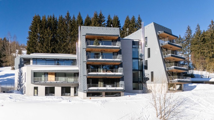 Relaxace u krbu, ranní káva na prostorné terase nebo plavání v privátním bazénu. Apartmány Bramberk kombinují špičkovou architekturu s přírodní harmonií Krkonoš. Přijďte se přesvědčit, že bydlení v horách může být skutečně výjimečné.
Relaxace u krbu, ranní káva na prostorné terase nebo plavání v privátním bazénu. Apartmány Bramberk kombinují špičkovou architekturu s přírodní harmonií Krkonoš. Přijďte se přesvědčit, že bydlení v horách může být skutečně výjimečné.