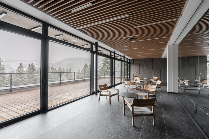 Relaxace u krbu, ranní káva na prostorné terase nebo plavání v privátním bazénu. Apartmány Bramberk kombinují špičkovou architekturu s přírodní harmonií Krkonoš. Přijďte se přesvědčit, že bydlení v horách může být skutečně výjimečné.
Relaxace u krbu, ranní káva na prostorné terase nebo plavání v privátním bazénu. Apartmány Bramberk kombinují špičkovou architekturu s přírodní harmonií Krkonoš. Přijďte se přesvědčit, že bydlení v horách může být skutečně výjimečné.
