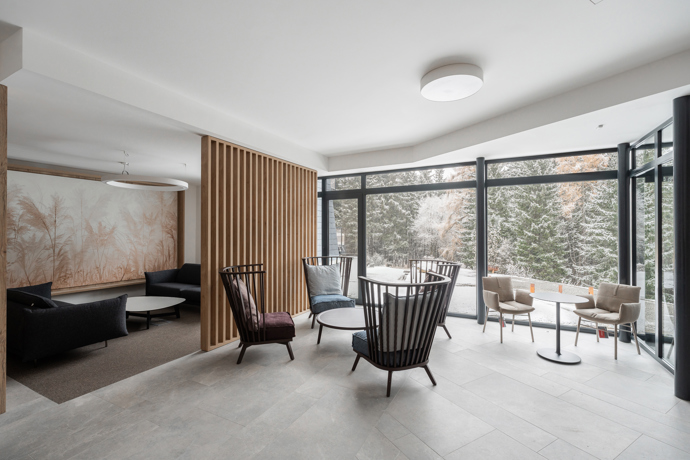 Relaxace u krbu, ranní káva na prostorné terase nebo plavání v privátním bazénu. Apartmány Bramberk kombinují špičkovou architekturu s přírodní harmonií Krkonoš. Přijďte se přesvědčit, že bydlení v horách může být skutečně výjimečné.
Relaxace u krbu, ranní káva na prostorné terase nebo plavání v privátním bazénu. Apartmány Bramberk kombinují špičkovou architekturu s přírodní harmonií Krkonoš. Přijďte se přesvědčit, že bydlení v horách může být skutečně výjimečné.