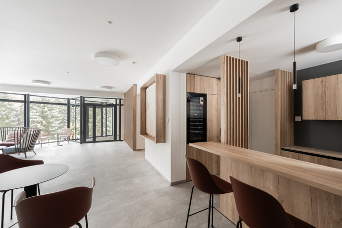 Relaxace u krbu, ranní káva na prostorné terase nebo plavání v privátním bazénu. Apartmány Bramberk kombinují špičkovou architekturu s přírodní harmonií Krkonoš. Přijďte se přesvědčit, že bydlení v horách může být skutečně výjimečné.
Relaxace u krbu, ranní káva na prostorné terase nebo plavání v privátním bazénu. Apartmány Bramberk kombinují špičkovou architekturu s přírodní harmonií Krkonoš. Přijďte se přesvědčit, že bydlení v horách může být skutečně výjimečné.