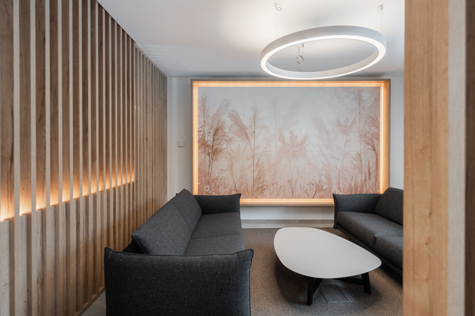 Relaxace u krbu, ranní káva na prostorné terase nebo plavání v privátním bazénu. Apartmány Bramberk kombinují špičkovou architekturu s přírodní harmonií Krkonoš. Přijďte se přesvědčit, že bydlení v horách může být skutečně výjimečné.
Relaxace u krbu, ranní káva na prostorné terase nebo plavání v privátním bazénu. Apartmány Bramberk kombinují špičkovou architekturu s přírodní harmonií Krkonoš. Přijďte se přesvědčit, že bydlení v horách může být skutečně výjimečné.