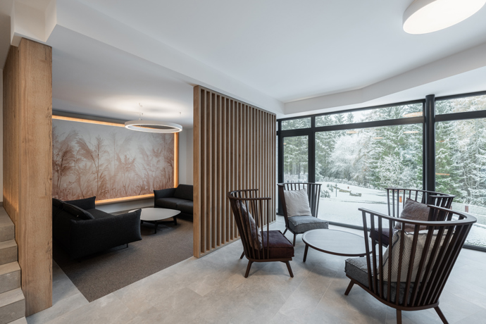 Relaxace u krbu, ranní káva na prostorné terase nebo plavání v privátním bazénu. Apartmány Bramberk kombinují špičkovou architekturu s přírodní harmonií Krkonoš. Přijďte se přesvědčit, že bydlení v horách může být skutečně výjimečné.
Relaxace u krbu, ranní káva na prostorné terase nebo plavání v privátním bazénu. Apartmány Bramberk kombinují špičkovou architekturu s přírodní harmonií Krkonoš. Přijďte se přesvědčit, že bydlení v horách může být skutečně výjimečné.