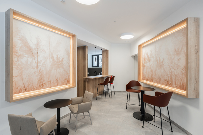Relaxace u krbu, ranní káva na prostorné terase nebo plavání v privátním bazénu. Apartmány Bramberk kombinují špičkovou architekturu s přírodní harmonií Krkonoš. Přijďte se přesvědčit, že bydlení v horách může být skutečně výjimečné.
Relaxace u krbu, ranní káva na prostorné terase nebo plavání v privátním bazénu. Apartmány Bramberk kombinují špičkovou architekturu s přírodní harmonií Krkonoš. Přijďte se přesvědčit, že bydlení v horách může být skutečně výjimečné.