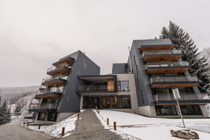 Relaxace u krbu, ranní káva na prostorné terase nebo plavání v privátním bazénu. Apartmány Bramberk kombinují špičkovou architekturu s přírodní harmonií Krkonoš. Přijďte se přesvědčit, že bydlení v horách může být skutečně výjimečné.
Relaxace u krbu, ranní káva na prostorné terase nebo plavání v privátním bazénu. Apartmány Bramberk kombinují špičkovou architekturu s přírodní harmonií Krkonoš. Přijďte se přesvědčit, že bydlení v horách může být skutečně výjimečné.