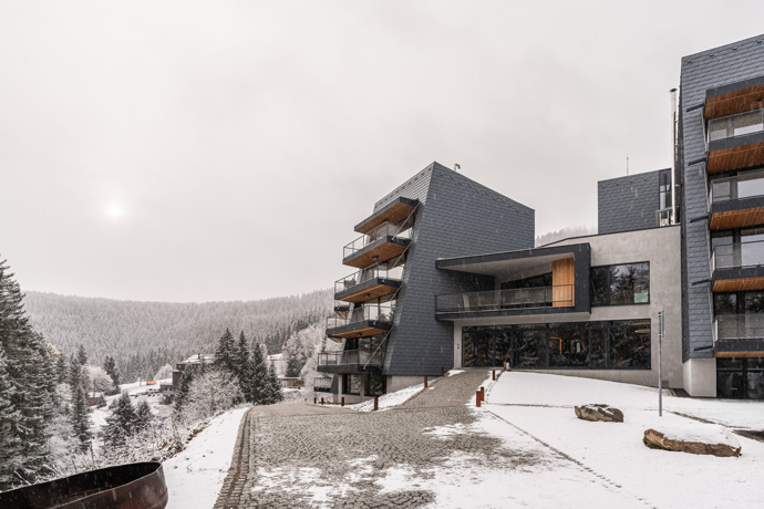 Relaxace u krbu, ranní káva na prostorné terase nebo plavání v privátním bazénu. Apartmány Bramberk kombinují špičkovou architekturu s přírodní harmonií Krkonoš. Přijďte se přesvědčit, že bydlení v horách může být skutečně výjimečné.
Relaxace u krbu, ranní káva na prostorné terase nebo plavání v privátním bazénu. Apartmány Bramberk kombinují špičkovou architekturu s přírodní harmonií Krkonoš. Přijďte se přesvědčit, že bydlení v horách může být skutečně výjimečné.