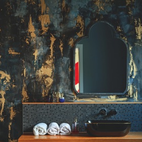 Ne každá koupelna musí být nudná! Designérka Pavla Kirschner vymyslela černo-zlatý koncept, který ozvláštnila růžovými luxfery. Výsledek? Prostor, který vás překvapí elegancí, hravostí a špetkou provokace.
