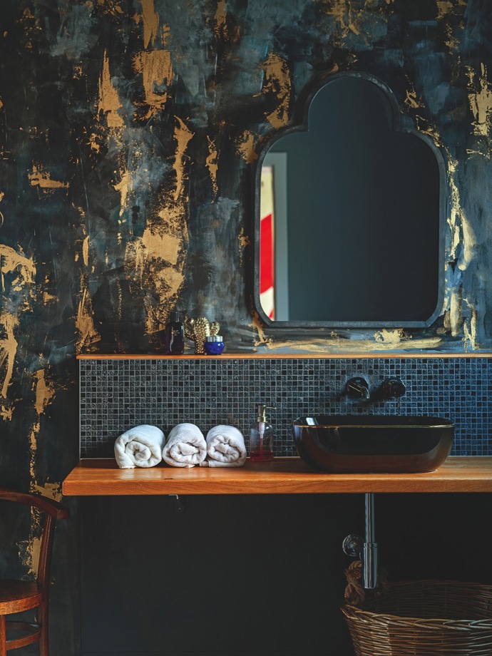 Ne každá koupelna musí být nudná! Designérka Pavla Kirschner vymyslela černo-zlatý koncept, který ozvláštnila růžovými luxfery. Výsledek? Prostor, který vás překvapí elegancí, hravostí a špetkou provokace.
