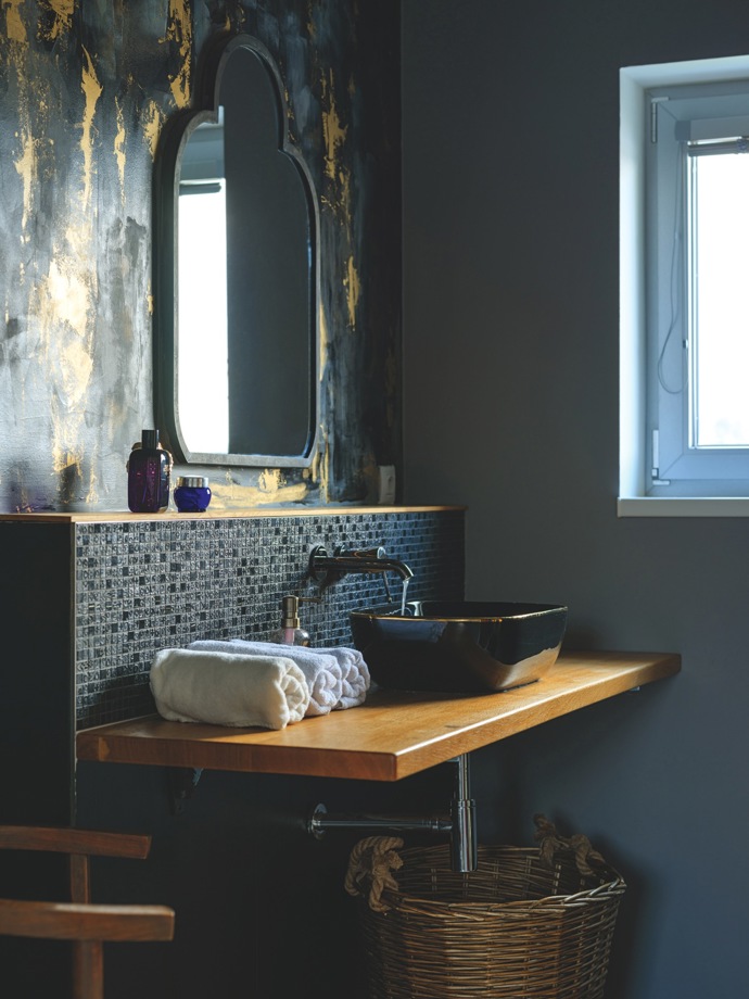 Ne každá koupelna musí být nudná! Designérka Pavla Kirschner vymyslela černo-zlatý koncept, který ozvláštnila růžovými luxfery. Výsledek? Prostor, který vás překvapí elegancí, hravostí a špetkou provokace.
