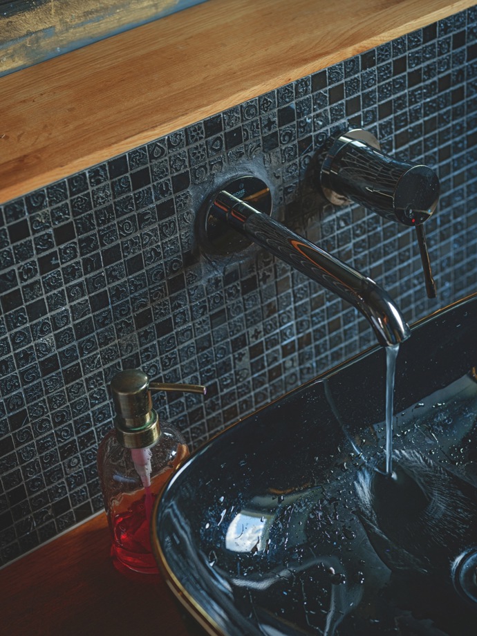 Ne každá koupelna musí být nudná! Designérka Pavla Kirschner vymyslela černo-zlatý koncept, který ozvláštnila růžovými luxfery. Výsledek? Prostor, který vás překvapí elegancí, hravostí a špetkou provokace.
