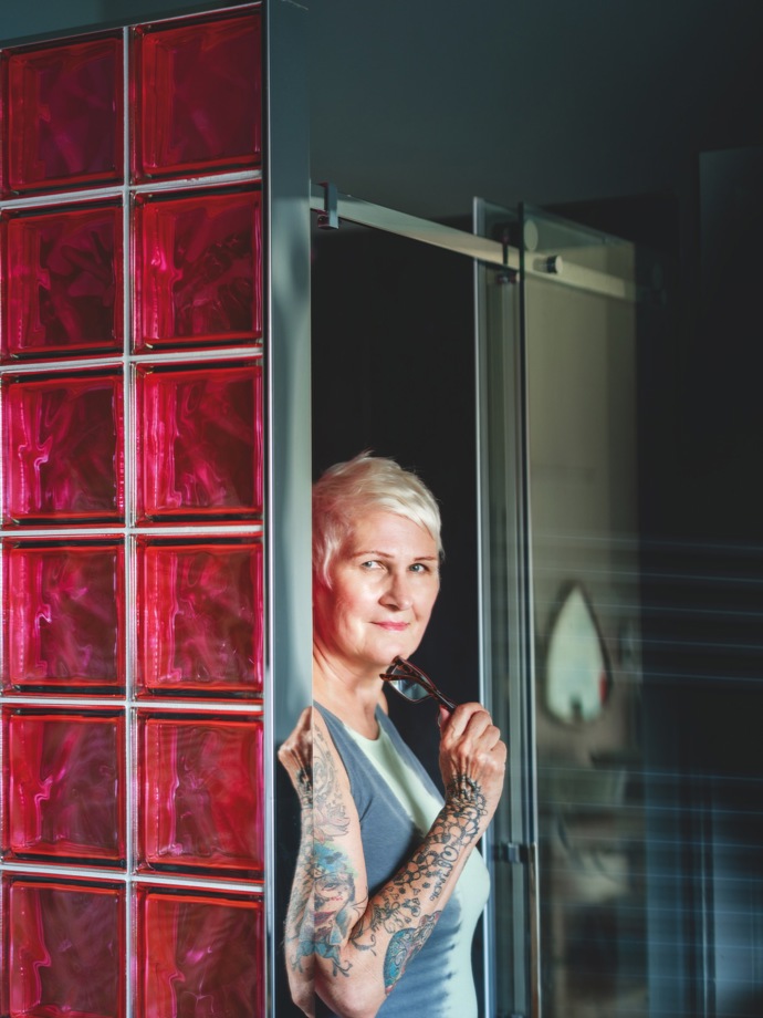 Ne každá koupelna musí být nudná! Designérka Pavla Kirschner vymyslela černo-zlatý koncept, který ozvláštnila růžovými luxfery. Výsledek? Prostor, který vás překvapí elegancí, hravostí a špetkou provokace.
