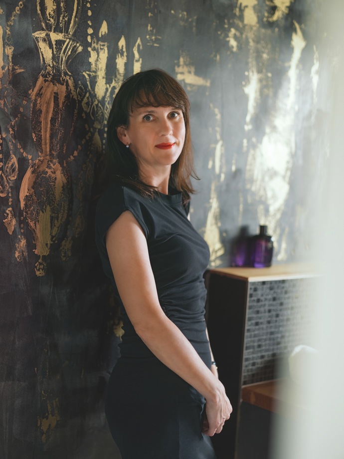 Ne každá koupelna musí být nudná! Designérka Pavla Kirschner vymyslela černo-zlatý koncept, který ozvláštnila růžovými luxfery. Výsledek? Prostor, který vás překvapí elegancí, hravostí a špetkou provokace.
