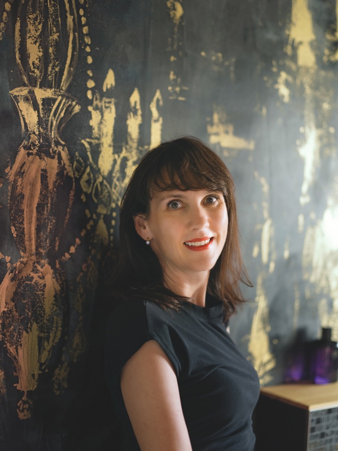 Ne každá koupelna musí být nudná! Designérka Pavla Kirschner vymyslela černo-zlatý koncept, který ozvláštnila růžovými luxfery. Výsledek? Prostor, který vás překvapí elegancí, hravostí a špetkou provokace.
