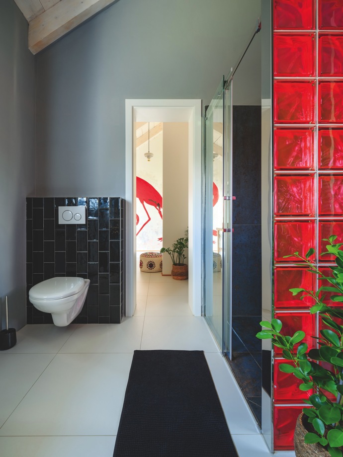 Ne každá koupelna musí být nudná! Designérka Pavla Kirschner vymyslela černo-zlatý koncept, který ozvláštnila růžovými luxfery. Výsledek? Prostor, který vás překvapí elegancí, hravostí a špetkou provokace.
