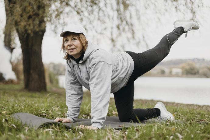Jednu nohu zvedněte a kmitejte s ní nahoru a dolů
