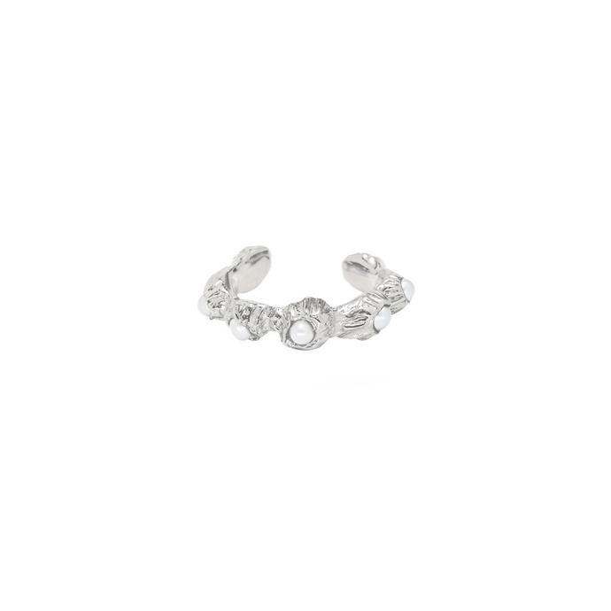 Ertale ear cuff, Antipearle, 14700 Kč
Ertale ear cuff, Antipearle, 14700 Kč