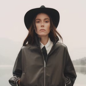 Oversized kožená bunda, H&M, 7 999 Kč
