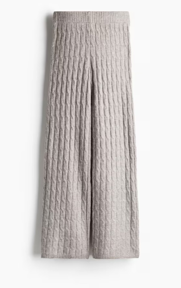 Kalhoty s copánkovým vzorem, H&M, 959 Kč
Kalhoty s copánkovým vzorem, H&M, 959 Kč