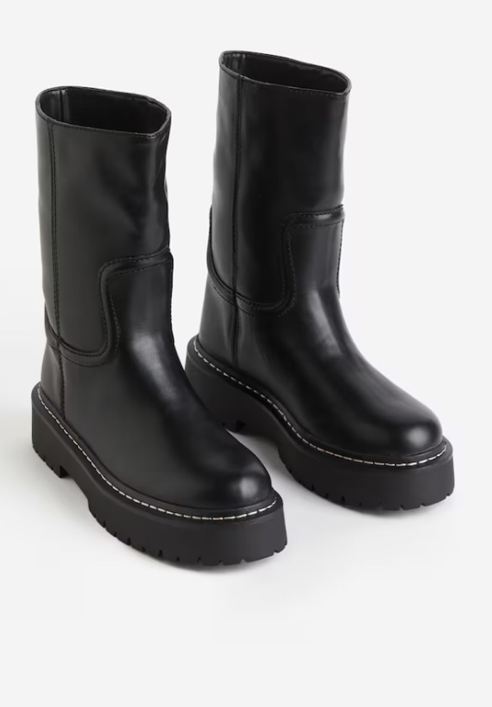 Vysoké boty s kontrastním stehem, H&M, 749 Kč (původní cena 1 429 Kč)
