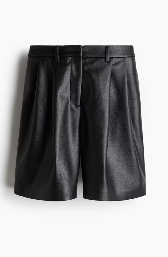 Bermudy s povrchovou úpravou, H&M, 1 069 Kč
