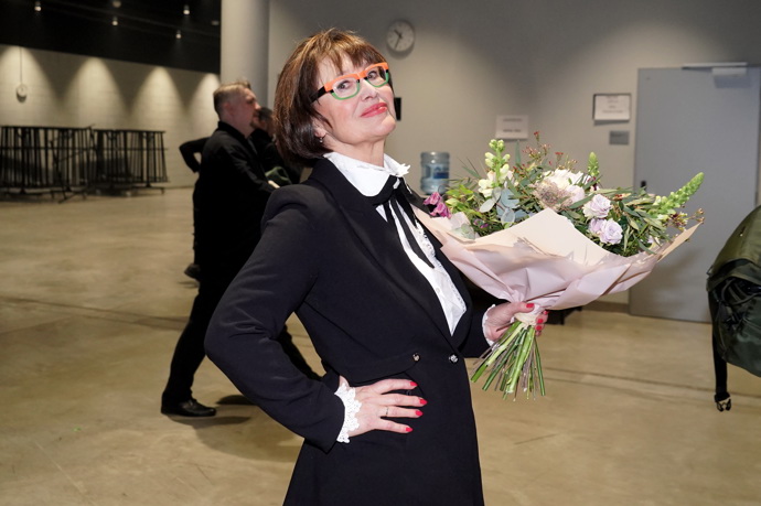 „Tak jsem sehnala byteček – domovnický, s okny tam, kde chodí nohy, na úrovni chodníku."
