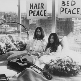 Yoko Ono a John Lennon při jednom ze svých „bed-in" protestů.
