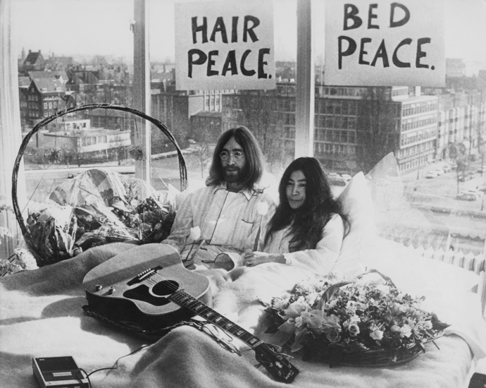 Yoko Ono a John Lennon při jednom ze svých „bed-in" protestů.
