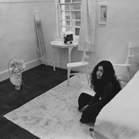Yoko Ono a její konceptuální umělecké dílo Half room.
