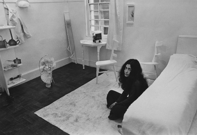Yoko Ono a její konceptuální umělecké dílo Half room.
