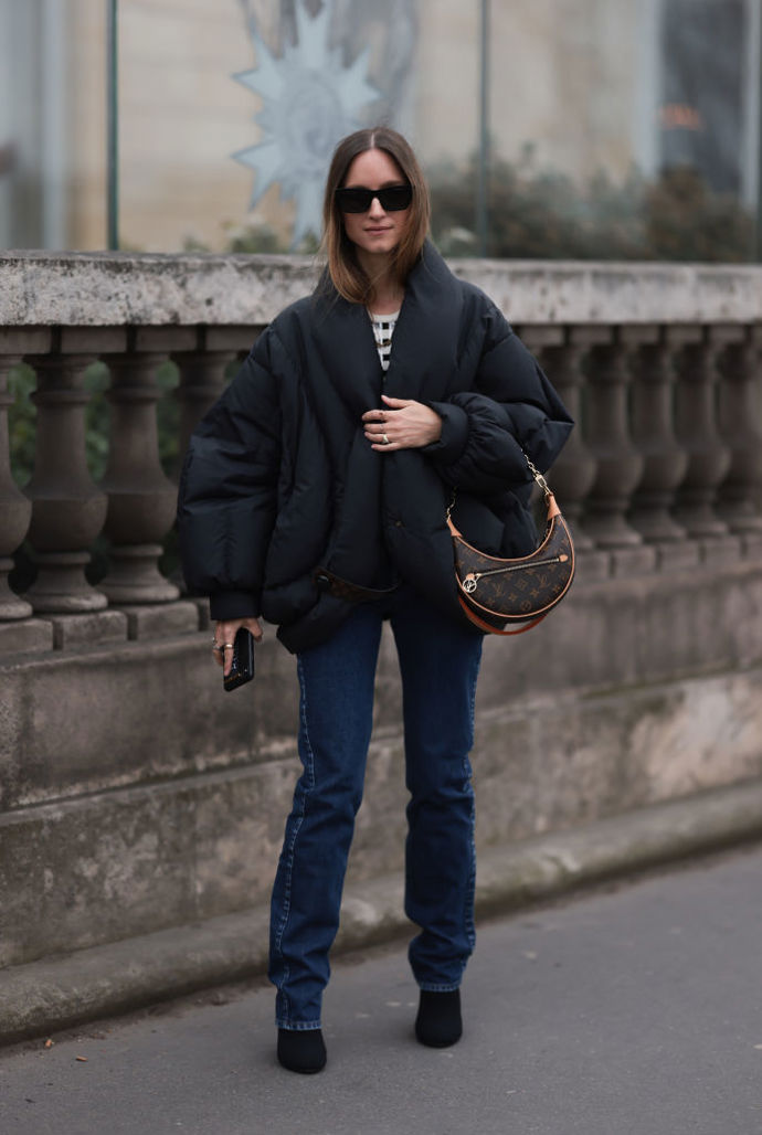 Pokud jste spíš elegantní než sportovní typ a dlouhé oversized péřové kabáty nejsou nic pro vás, zkuste se poohlédnout po kratších modelech v rafinovanějších střizích.
