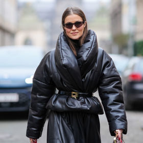 Pokud chcete u oversized puffer bundy zachovat elegantní ženskou siluetu, přepásejte ji páskem třeba se zlatou sponou.
