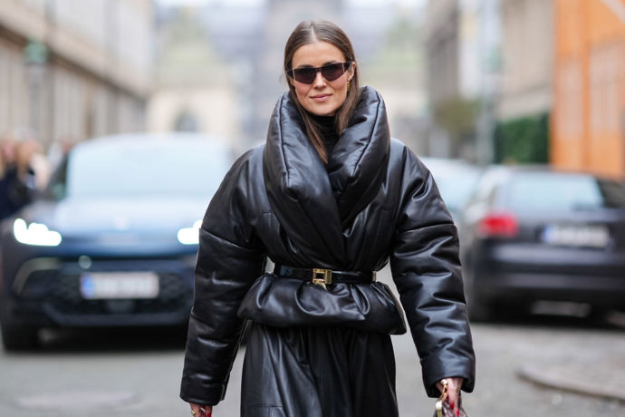 Pokud chcete u oversized puffer bundy zachovat elegantní ženskou siluetu, přepásejte ji páskem třeba se zlatou sponou.
