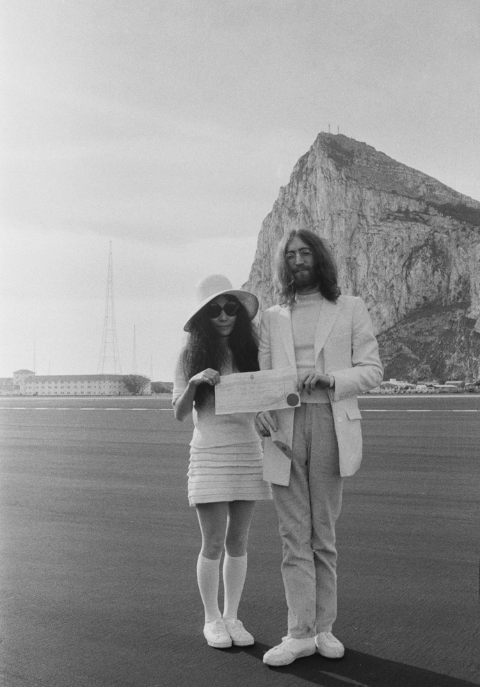 Yoko Ono a John Lennon na své svatbě na Gibraltaru.
