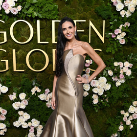 Demi Moore, která si odnesla vítěznou sošku, si pro tuto příležitost oblékla róbu značky Giorgio Armani Privé.
