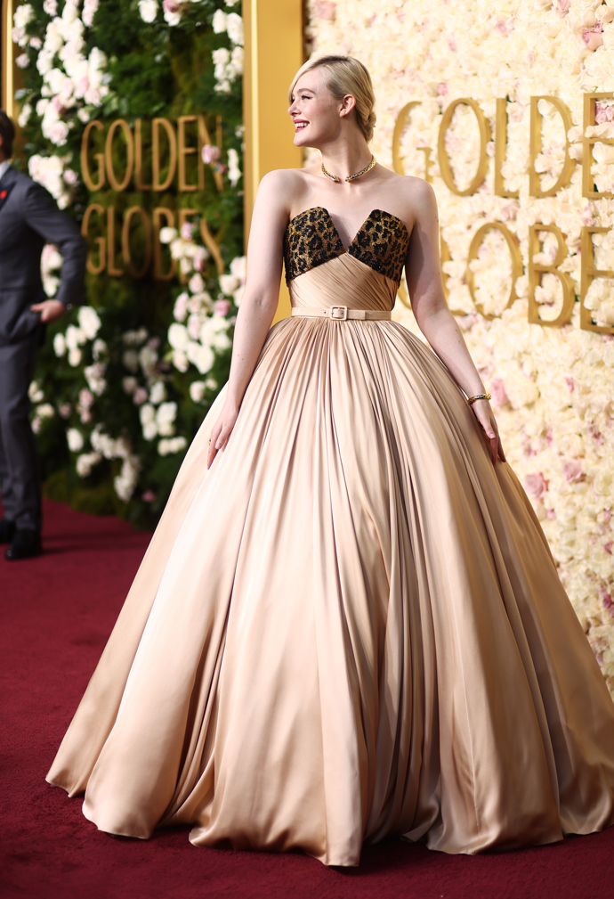 O róbu Elle Fanning se postarala značka Balmain.

